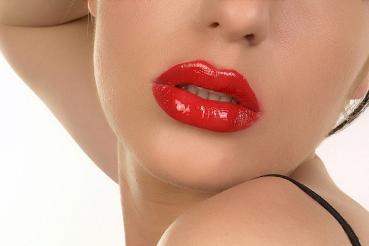 होंठों को आकर्षक बनाने के लिए कैसे कलर करें?