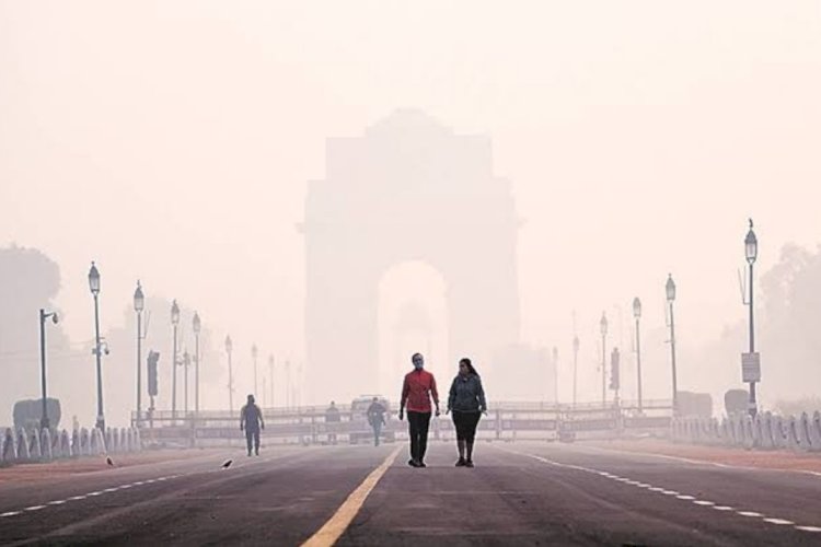 दिल्ली में गंभीर वायु प्रदूषण , लोगों ने गले में खुजली और आंखों में पानी आने शिकायत की।