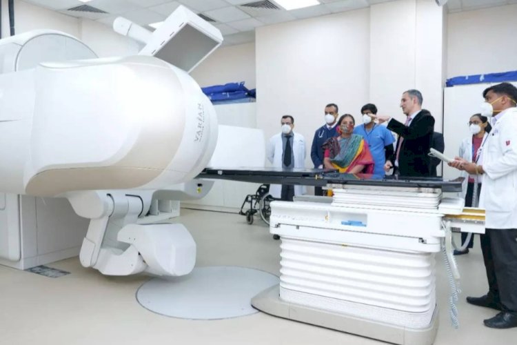 मणिपाल हॉस्पिटल दिल्ली ने कैंसर का एडवांस्ड उपचार शुरू किया।