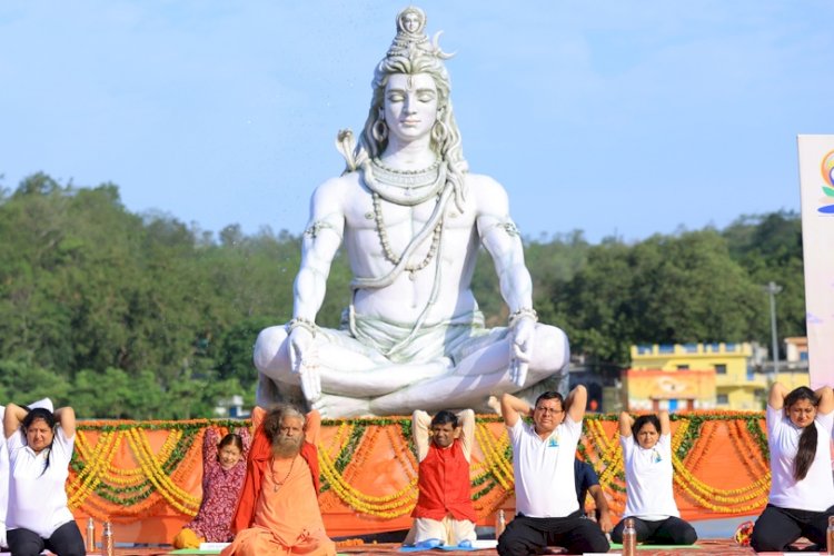अन्तर्राष्ट्रीय योग दिवस पर मुख्यमंत्री धामी ने परमार्थ निकेतन में किया योगासन 