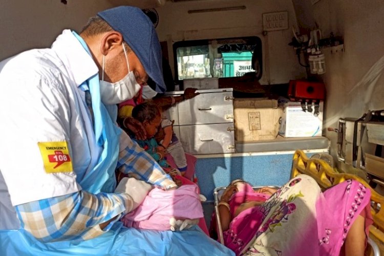 एम्बुलेन्स कर्मियों की सूझबूझ से प्रसूता ने रास्ते में दिया तीन बच्चों को जन्म