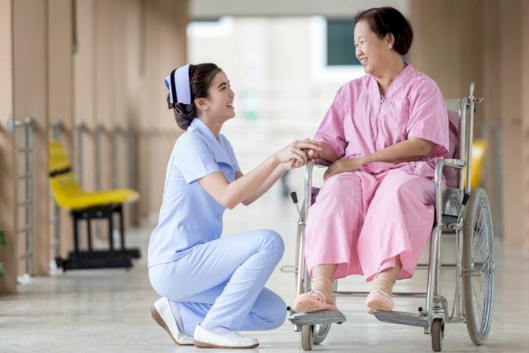 सिंगापुर में बुजुर्गों की सेवा के लिए नहीं मिल रहीं नर्सेज