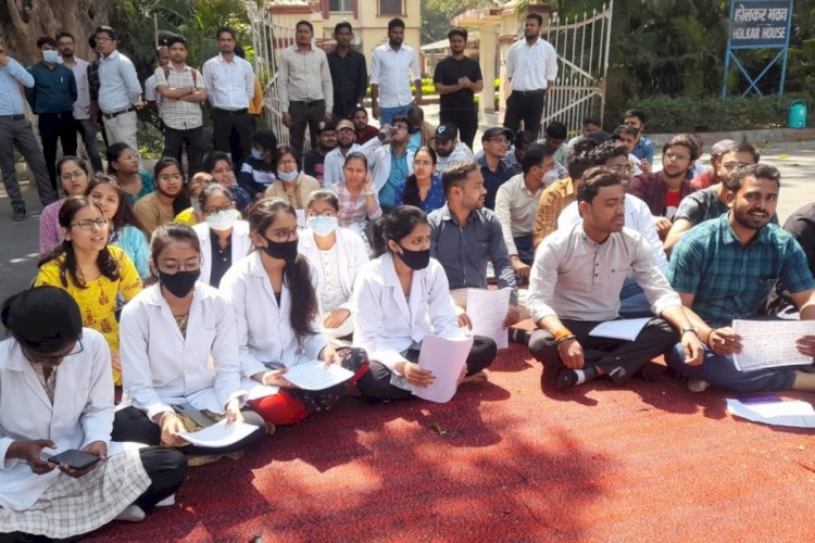 बीएचयू में पीजी कि सीट बढ़ाने के लिए आयुर्वेद विभाग के छात्रों का धरना