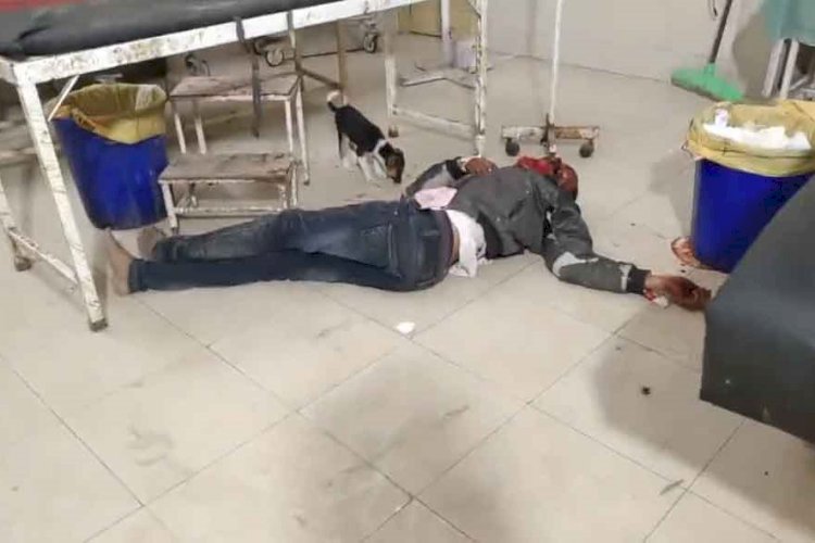 अस्पताल के फर्श पर पड़े घायल युवक का ह्रदय विदारक वीडियो वायरल