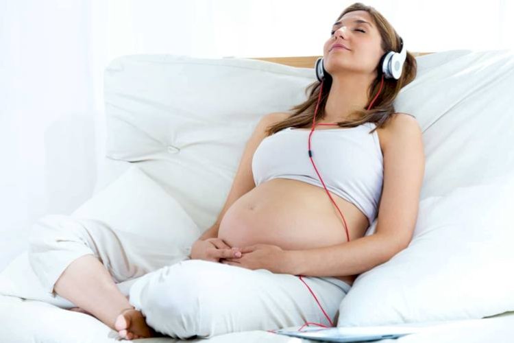 गर्भ में पल रहे भ्रूण पर भी पड़ता है माँ की पसंद के गाने का असर: शोध