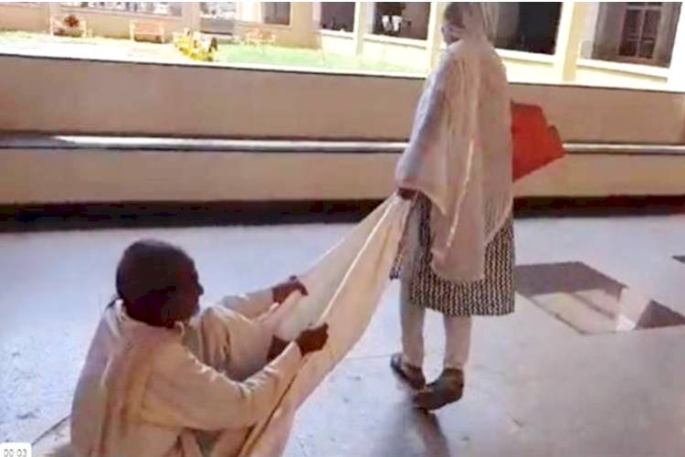 ग्वालियर  के सबसे बड़े सरकारी अस्पताल में स्ट्रेचर नहीं मिला तो बहू ने ससुर को चादर पर घसीटा, वीडियो वायरल