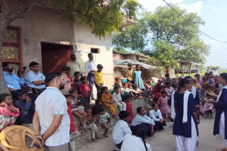 नुक्कड़ नाटक करके फाइलेरिया रोधी दवा खाने का दिया संदेश 