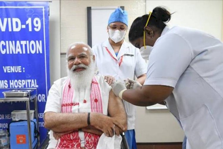 प्रधानमंत्री मोदी ने एम्स में लगवाया कोविड-19 रोधी टीका का पहला डोज़। 