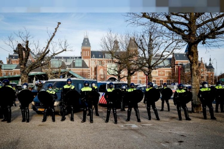 नीदरलैंड में बढ़ा कोरोना संक्रमण कुछ इलाकों में लगा लॉकडाउन, भारी विरोध प्रदर्शन।