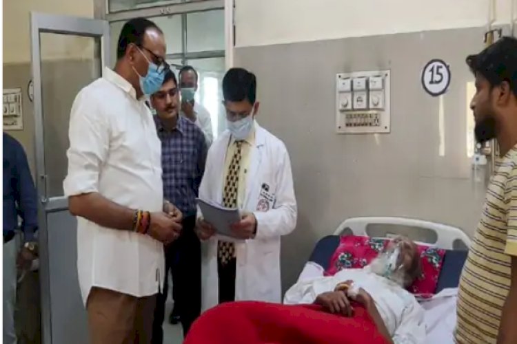 डिप्टी सीएम ब्रजेश पाठक बलरामपुर अस्पताल का किया निरीक्षण, अधिकारियों की लगाई क्लास