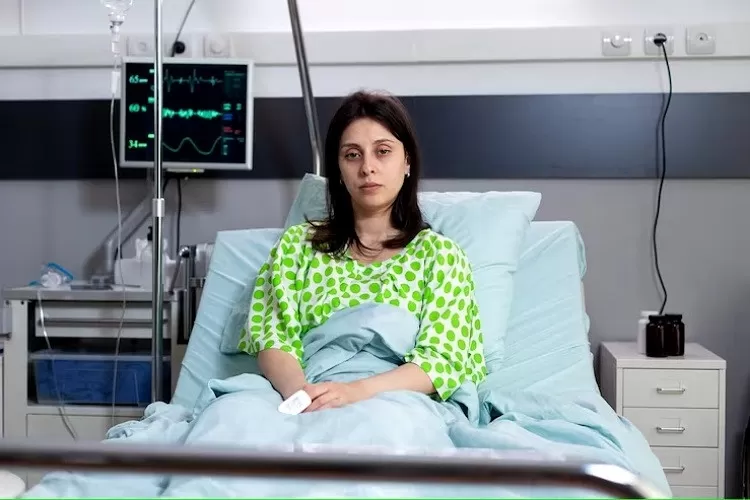 फाइलेरिया की दवा खाने पर महिला की हालत गंभीर, अस्पताल में नहीं मिला बेड 