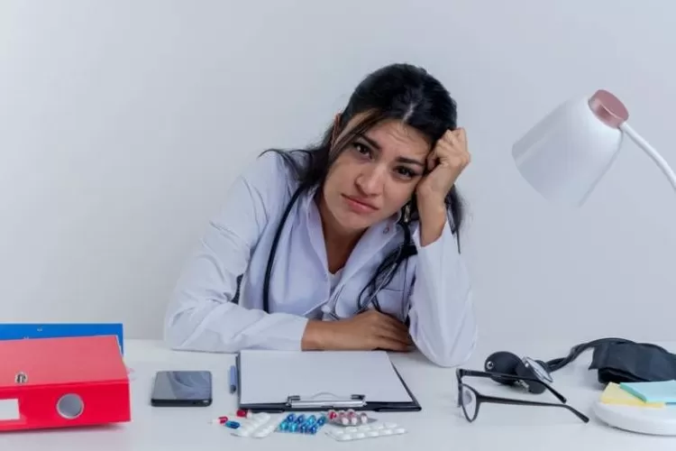 मेडिकल छात्रों की सुनो सरकार ! कही हमी ना बीमार हो जाएँ !!