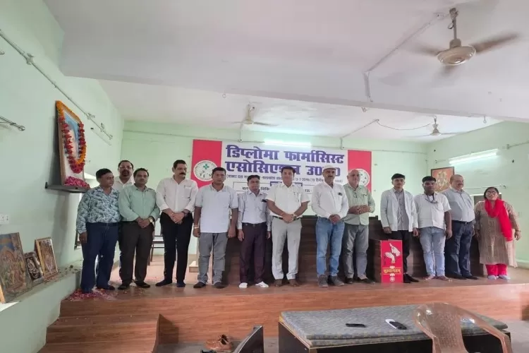 फार्मेसिस्टों ने स्व राम उजागिर पांडेय को 23वीं पुण्य तिथि पर श्रद्धांजलि दी 