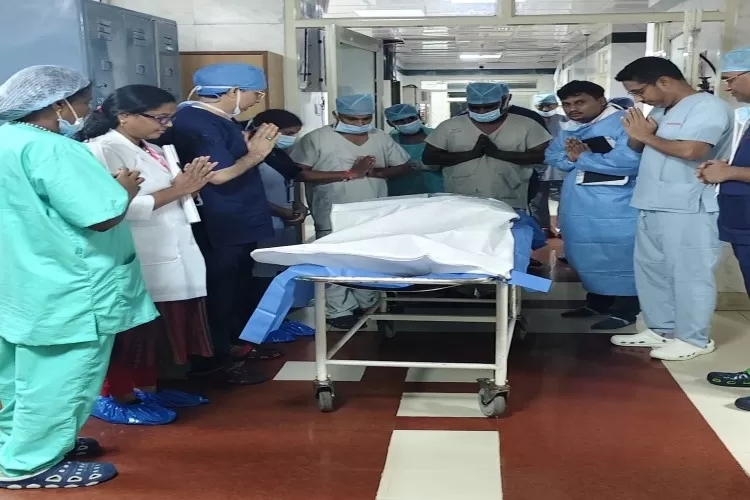 ब्रेनडेड मनोज कुमार के अंगों को दानकर परिवार ने मानवता की मिलास पेश की