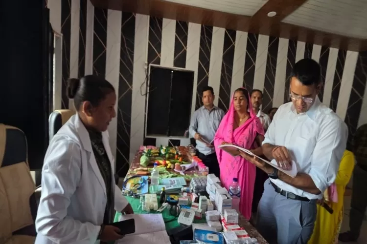 प्रोजेक्ट संवर्धन: ग्राम दांदव विकास खंड तुलसीपुर में वीएचएसएनडी सत्र का डीएम ने किया निरीक्षण