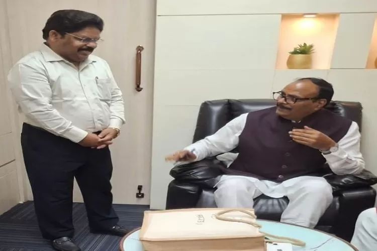 नर्सिंग संवर्ग की लंबित मांगों को लेकर उपमुख्यमंत्री बृजेश पाठक से मिले अशोक कुमार