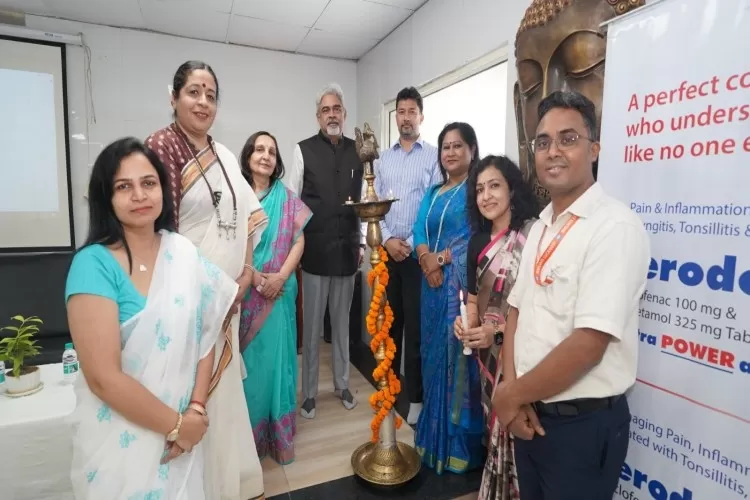 नेशनल ऑर्थोडॉन्टिस्ट दिवस पर लोहिया मे बियॉन्ड स्ट्रेट टीथ विषय पर सीएमई