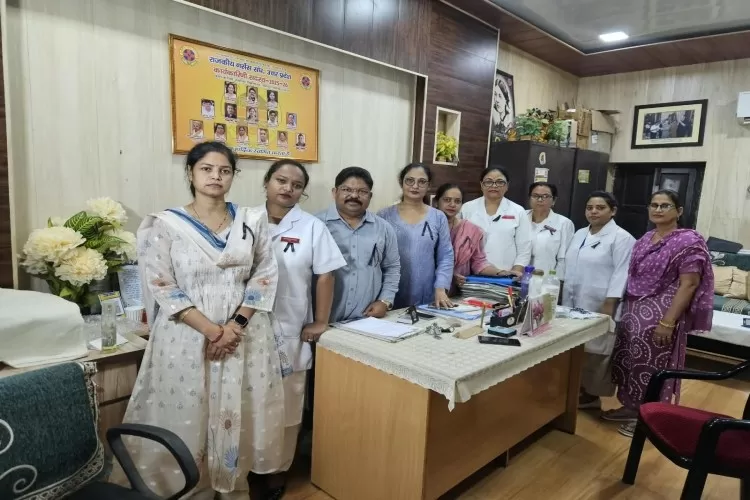 नर्सेज का विरोध प्रदर्शन जारी, बलरामपुर चिकित्सालय में भी काला फीता बांधकर आंदोलन जारी रहा